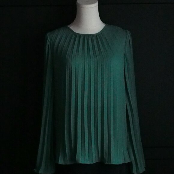 H&M | NWOT Holiday Festive Pleated Green Blouse - Picture 1 of 7